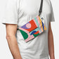 Eine Person trägt ein schlichtes weißes T-Shirt und eine Notabag | 'Flow' Leichte Umhängetasche von Notabag mit einem farbenfrohen abstrakten geometrischen Muster in Grün, Rosa, Lila, Blau, Orange und Rot und einem schwarzen verstellbaren Riemen.