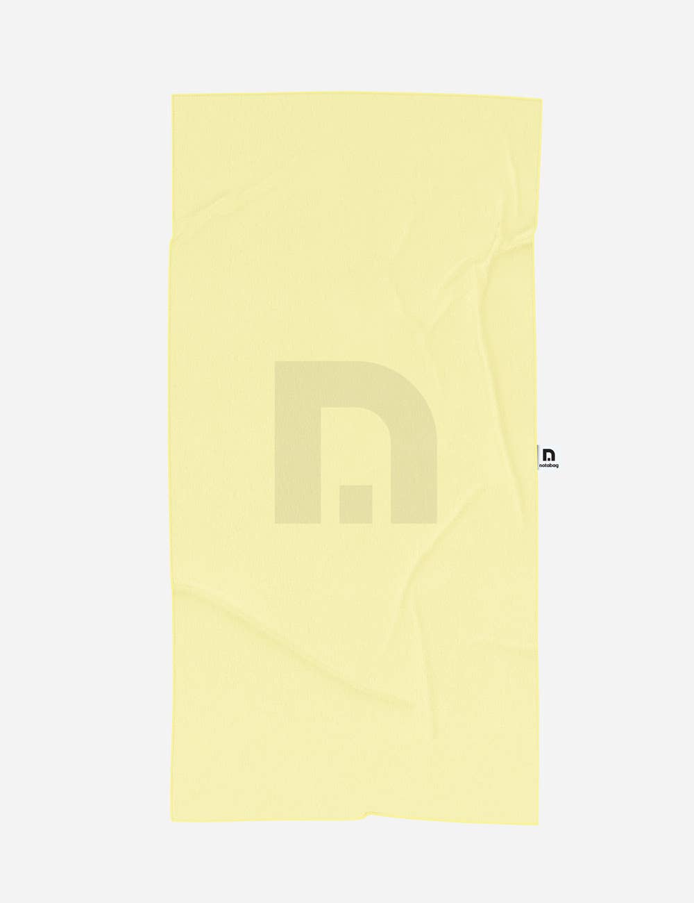 Ein orange-rosa gestreiftes Notabag-Handtuch (78 × 160 cm) von Notabag liegt flach auf einem schlichten, hellen Hintergrund und zeigt seine dezenten Falten sowie ein kleines rechteckiges Etikett mit einem schwarzen „n“-Logo in Kleinbuchstaben.