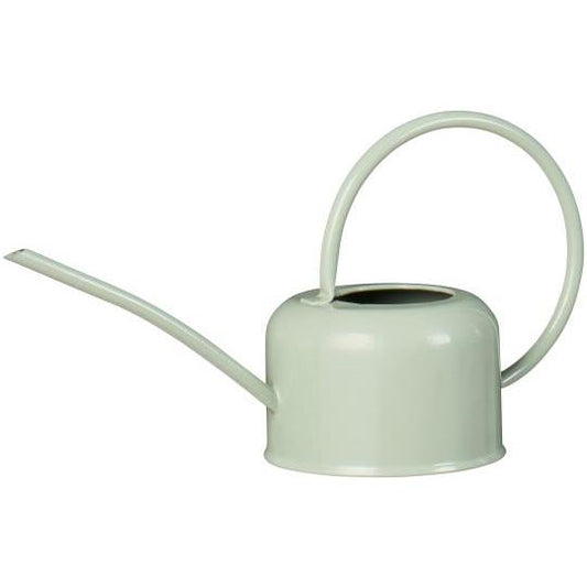 Die IB Laursen Gießkanne aus Metall in hellgrün (0,9 l) hat einen langen Ausguss und einen großen Henkel - ideal als stilvolle Zimmerpflanzen Gießkanne für Ihr Zuhause.
