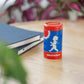 Eine Solstickan Design | Streichholzdose Originaldesign in Blau und Rot mit weißer Jungensilhouette von Solstickan Design steht auf einem Holztisch neben einem dunklen Notizbuch, grünen und lilafarbenen Pflanzen im Hintergrund.