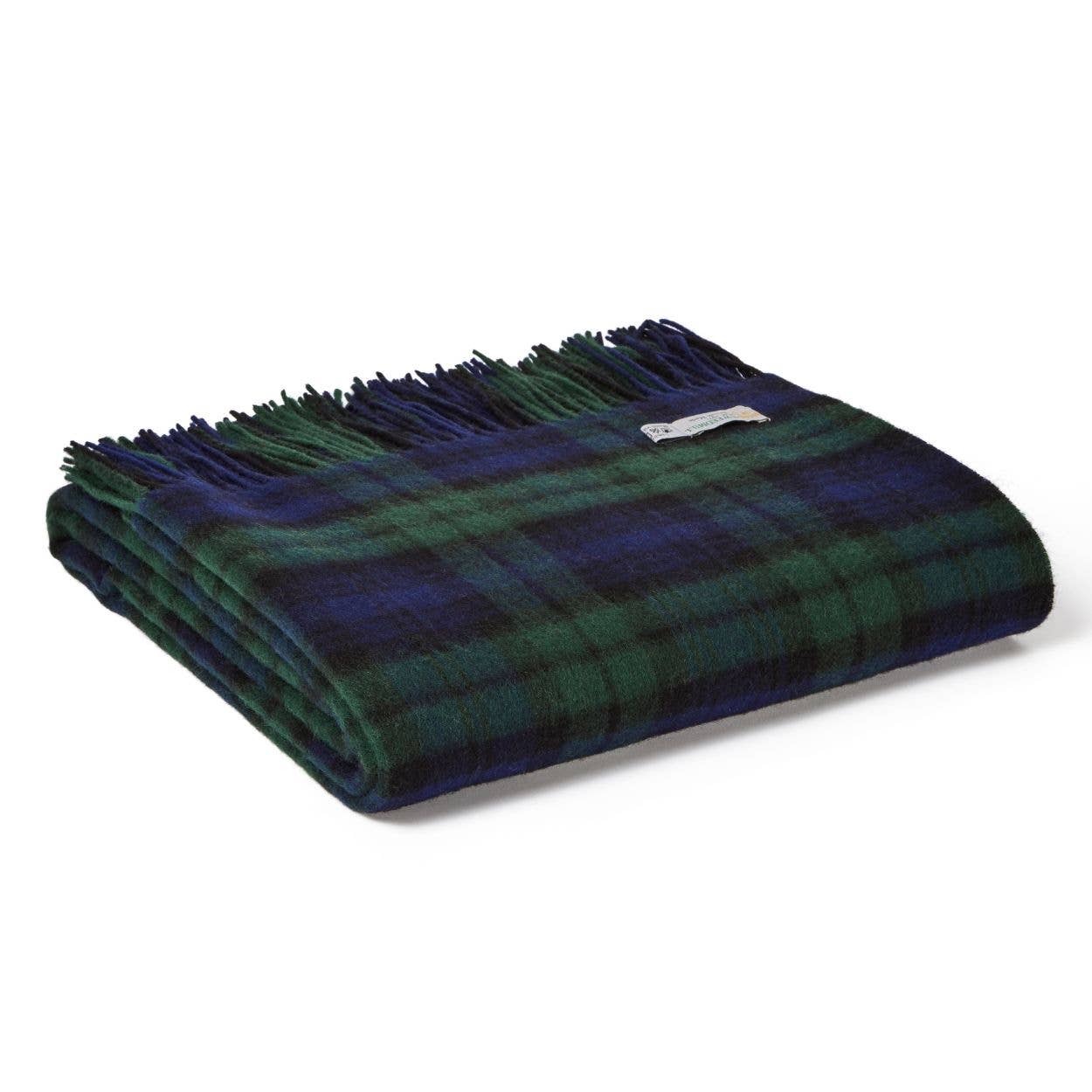 Eine gefaltete Tweedmill Textiles Lambswool Tartan Blanket in Blackwatch mit klassischem Karomuster und Fransen an einem Rand ist auf weißem Hintergrund abgebildet.