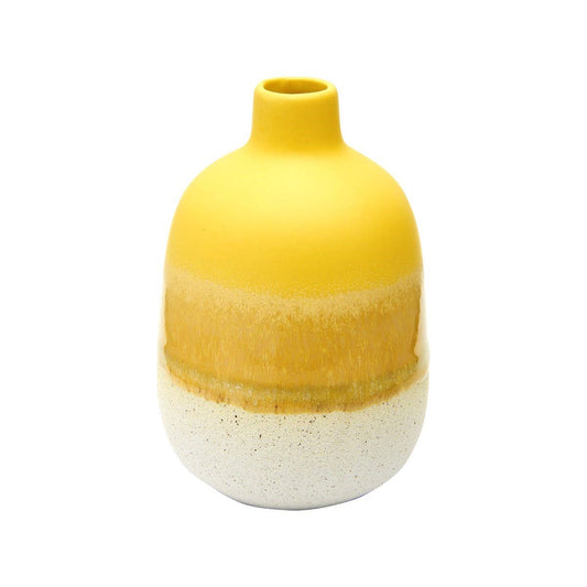 Die „Mojave Glaze“ Gelbe Vase von Sass & Belle Europe ist eine zierliche, rund geformte Vase, deren gelber oberer Teil sanft in einen gesprenkelten, cremefarbenen unteren Teil übergeht. Ihre glatte, matte Oberfläche verkörpert den entspannten Bohème-Charme, der für die Designs von Sass & Belle so charakteristisch ist.