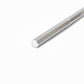 Eine Nahaufnahme des ENTREPÔT YSTUDIO Klassischer Revolve Kugelschreiber Slim (Glänzendes Silber), sechseckiger Stift, auf einer weißen Fläche liegend, mit Fokus auf das Ende.