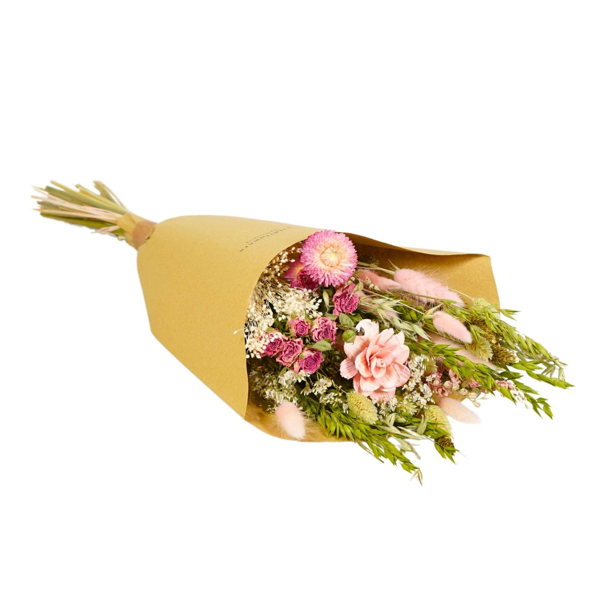 Ein bezaubernder Strauß von Wildflowers by Floriette – der Trockenblumen-Feldstrauß „Rosa Eleganz“ in Größe S – mit rosa und weißen Trockenblumen, darunter Nelken und Wildblumen, kunstvoll in braunes Papier gewickelt und an den Stielen zusammengebunden – für echte rosa Eleganz im Stil eines Wiesenblumenstraußes.