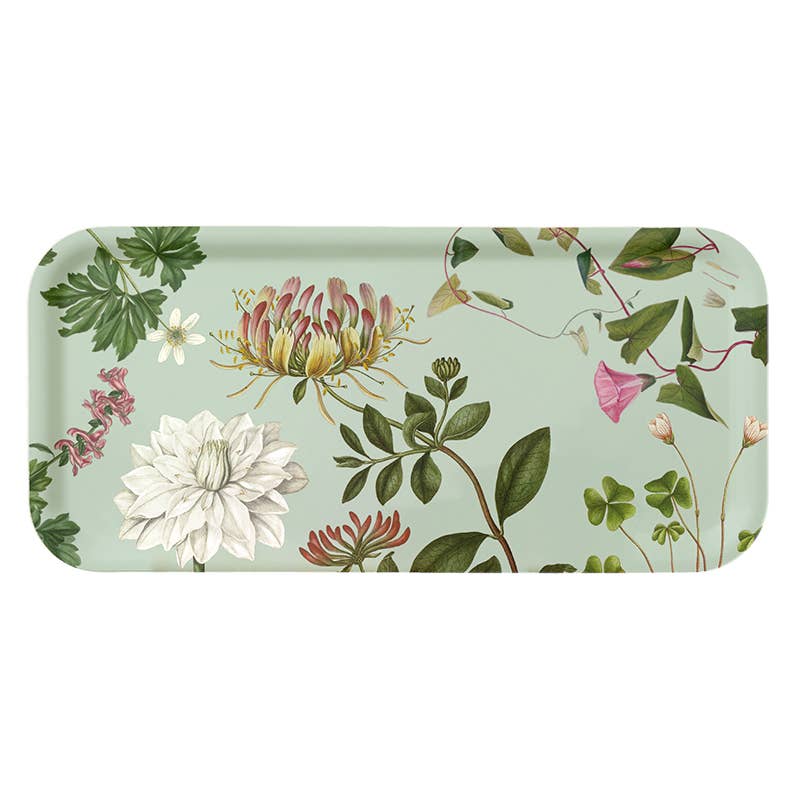 Das Serviertablett „Flora Danica Atlas“ von Koustrupco (32 × 15 cm) besticht durch einen hellgrünen Hintergrund, der mit filigranen Illustrationen von Blumen, Blättern und Ranken in zarten Rosa-, Weiß- und Grüntönen verziert ist – ein elegantes botanisches Motiv. Dieses rechteckige Serviertablett von Koustrupco ist aus FSC-zertifiziertem Birkenfurnier gefertigt und verbindet auf wunderschöne Weise nachhaltige Materialien mit raffiniertem Stil.