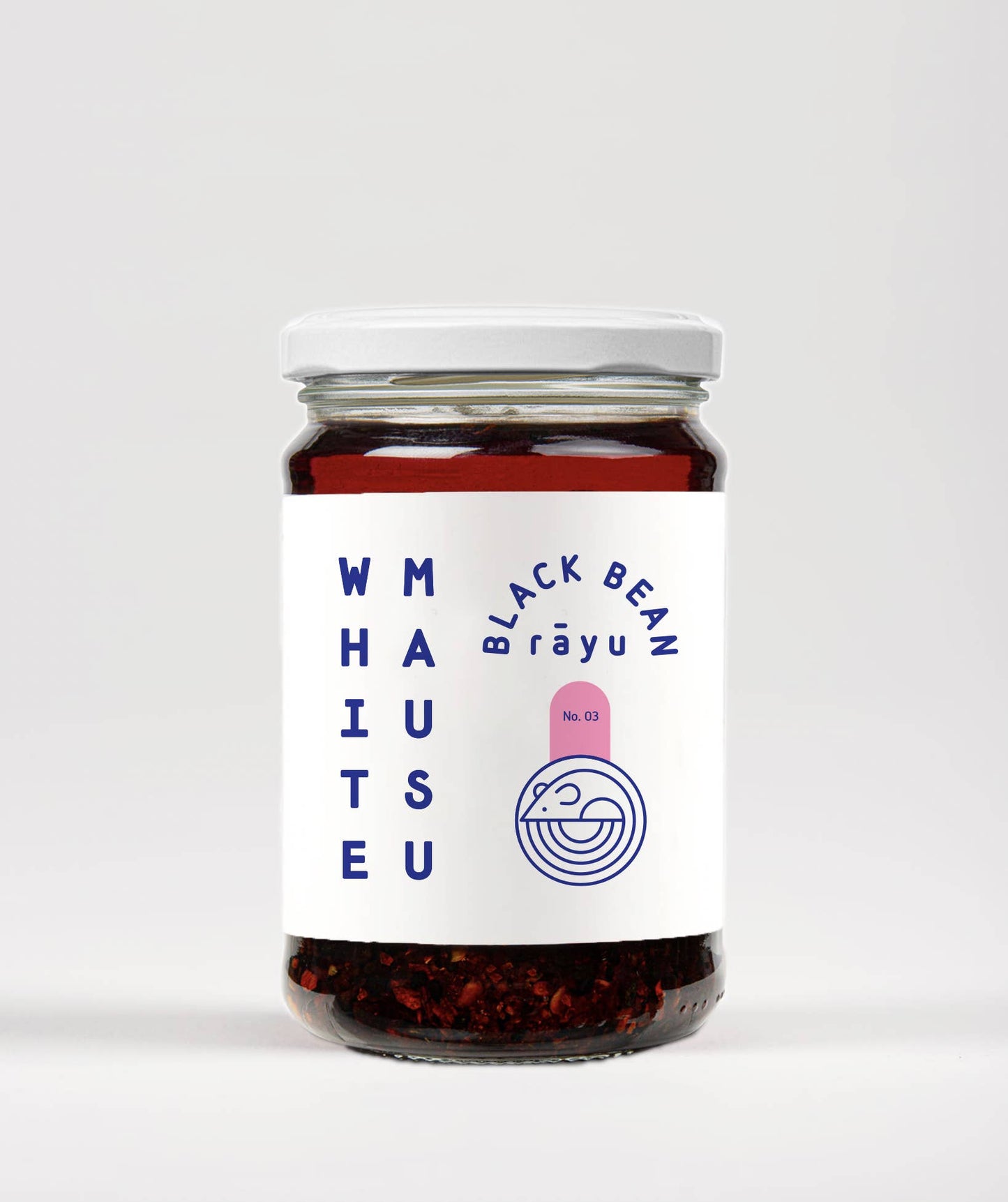 Ein Glas „White Mausu | Black Bean Rayu Sauce“ von White Mausu Ltd mit einem minimalistischen weißen Etikett mit blauem und rosa Text sowie einer runden Maus-Illustration. Darin befindet sich eine dunkle, stückige, scharfe Sauce aus chinesischen schwarzen Bohnen, die für zusätzliche Geschmackstiefe sorgt.