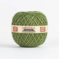 Ein grüner Jute-Schnurball von Nutscene Twines Ltd aus der Heritage Twine-Reihe mit beiger Banderole und Markenlogo, präsentiert vor weißem Hintergrund.