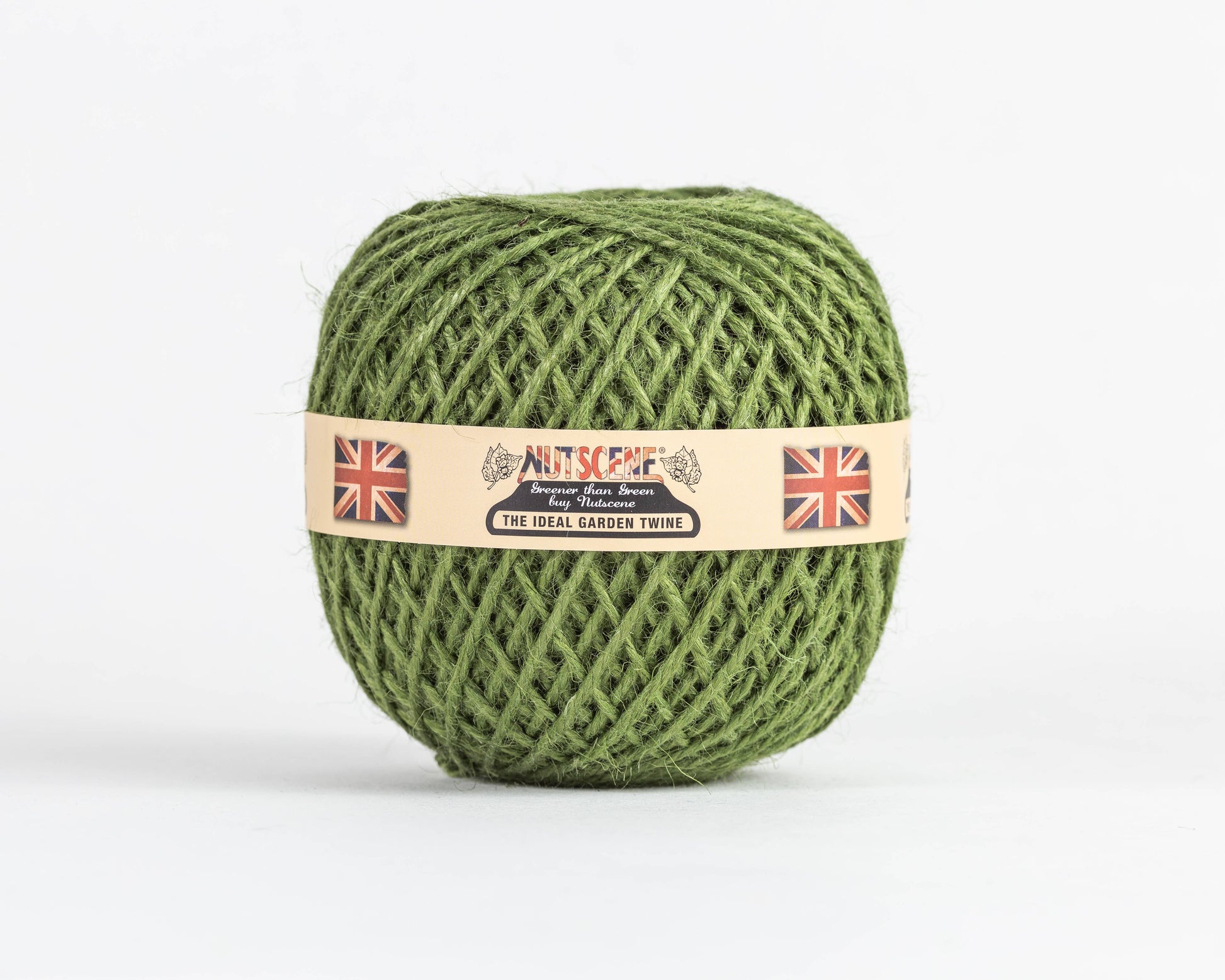 Eine grüne Kugel aus der Heritage Twine-Reihe von Nutscene Twines Ltd, mit einem cremefarbenen Etikett mit zwei britischen Flaggen und "NUTSCENE THE IDEAL GARDEN TWINE"; diese vegane, biologisch abbaubare Jute-Schnur ist ideal für umweltfreundliches Gärtnern.