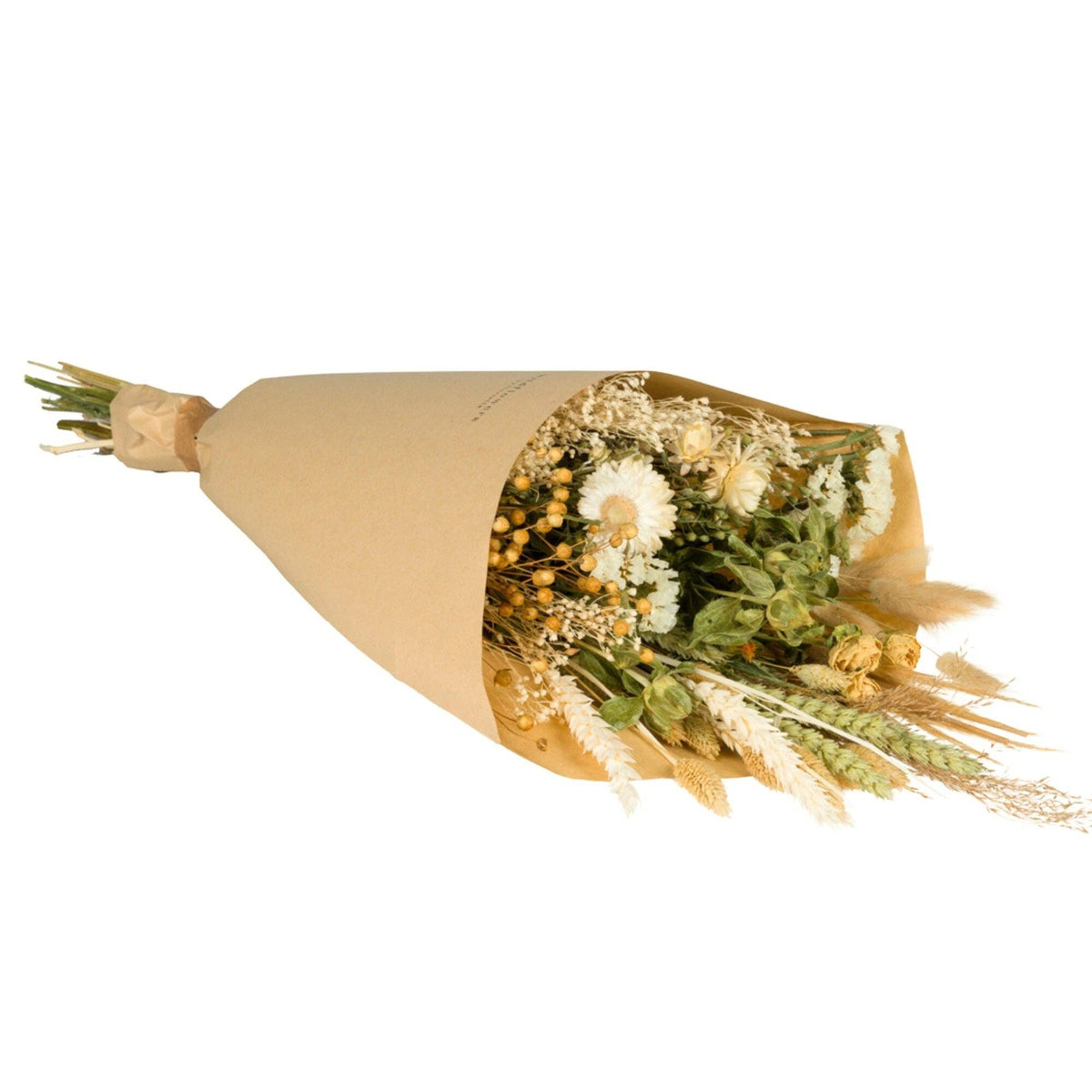 „The Wildflowers“ von Floriette | Der getrocknete Feldblumenstrauß „Natur“ in Größe M besteht aus einem bezaubernden Arrangement aus getrockneten weißen und gelben Blüten, grünem Laub und strukturierten Gräsern, das in rustikalem braunem Papier verpackt ist.