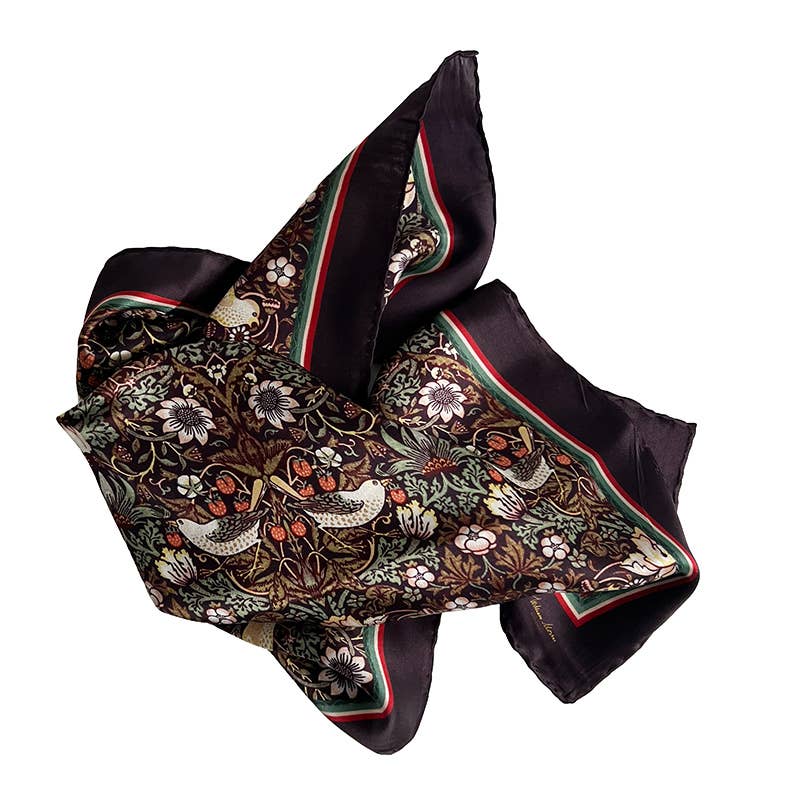 Der Koustrupco Seidenschal "Morris Strawberry Thief Bordeaux" (50 x 50 cm) zeigt florale und Vogelmotive in Grün, Rot und Weiß, inspiriert von William Morris, mit schmalen Streifen in denselben Farben.