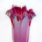 Die „Murano Dream“ – eine große violette „Fazzoletto“-Vase aus Murano-Glas (H 31, Ø 20 cm) – besticht durch handgefertigte Glaskunst mit einer wellenförmigen Öffnung in Rosa und Violett vor weißem Hintergrund.
