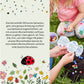 Ein Kind sitzt im Gras und hält blumenförmige Kärtchen mit Text sowie bunte „Stadtgärtner Blumenmurmeln ‚Naturabenteuer‘“-Samenkugeln aus der „Saatgut 100er Dose“ in der Hand. Daneben ruht die Hand einer anderen Person. Ein abgebildeter Marienkäfer und Blumen zieren die linke Seite, zusammen mit einem deutschen Text, der dieses Set als „nachhaltiges Geschenk für Kinder“ beschreibt – ein umweltfreundliches Saatball-Set, das „ein Naturabenteuer für Kinder“ bietet.