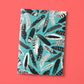 Das Papaya Paper Products | Notizheft A5 mit Federmuster blau von Papaya Paper Products zeichnet sich durch ein blaues Federmuster auf dem Einband aus, das auf einem korallenrosa Hintergrund ruht, und verwendet Munken Print Cream Papier für eine stilvolle, nachhaltige Note.