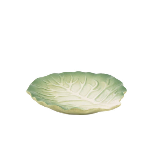 Die „Salat“-Schmuckschale von Sass & Belle Europe ist eine Keramikschale, deren Form und Bemalung an ein grünes Kohlblatt erinnern. Sie zeichnet sich durch filigrane Adern und einen Farbverlauf von Dunkelgrün an den Rändern bis hin zu Hellgrün in der Mitte aus. Dieses von einem Salatblatt inspirierte Design eignet sich perfekt als Schmuckschale oder dekoratives Tablett und kommt vor einem weißen Hintergrund besonders gut zur Geltung.