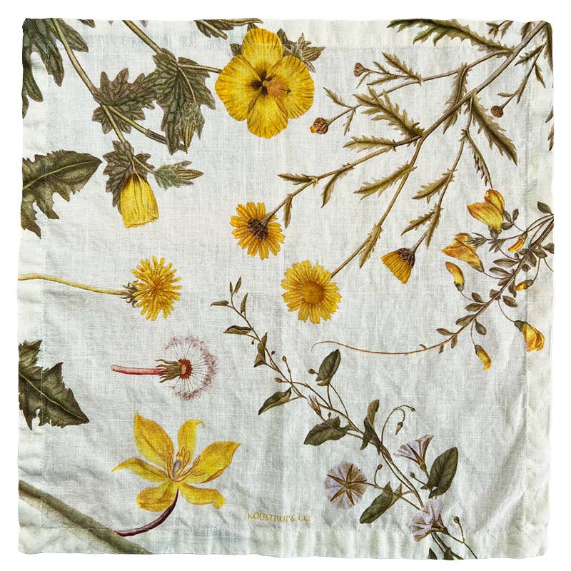 Die Koustrupco-Leinenserviette mit gelbem Blütenmotiv (45 x 45 cm) zeigt gelbe Blüten und grüne Blätter in einem botanischen Design – ideal als stilvolle Tischdekoration.