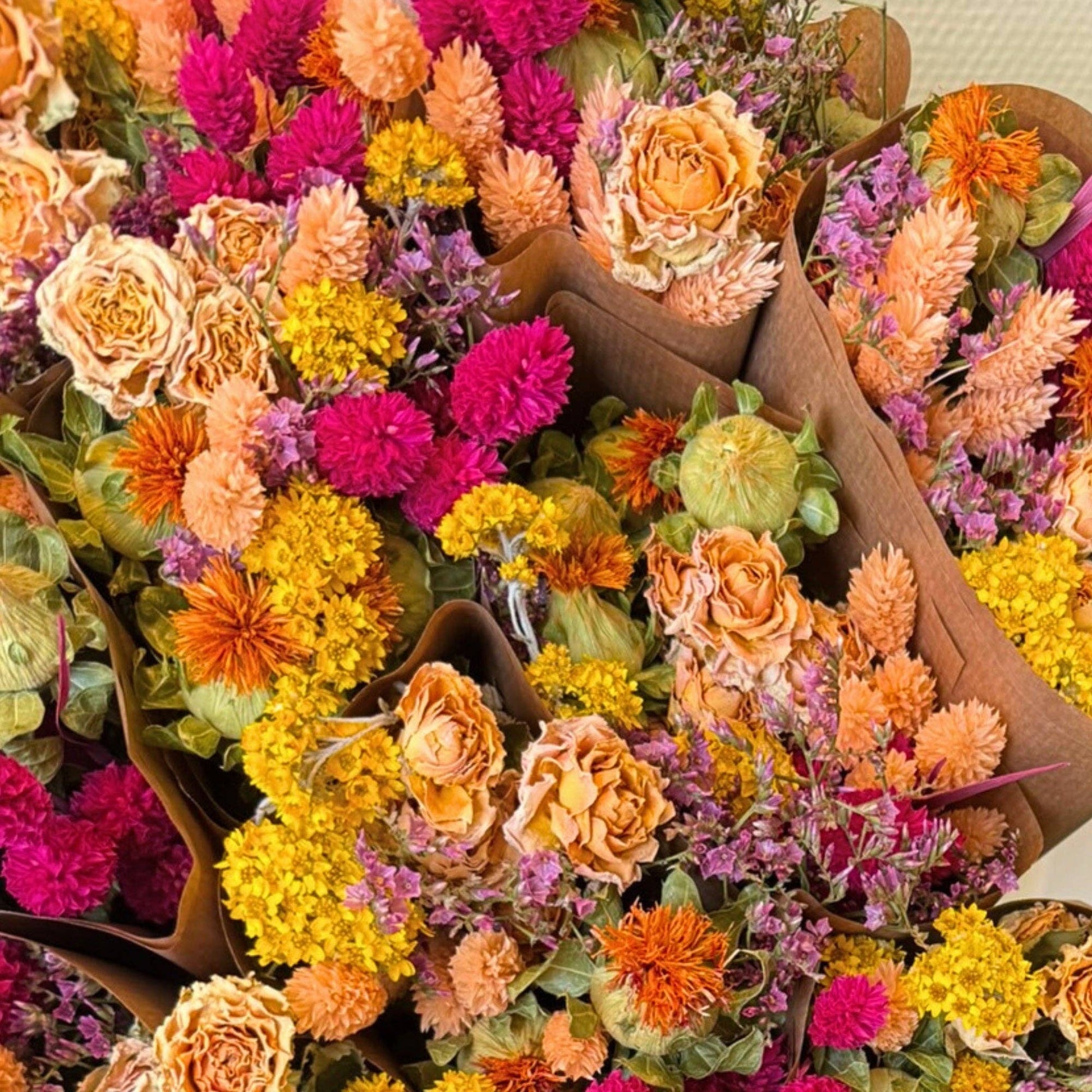 Trockenblumensträuße – „Wildflowers“ von Floriette | „Summer Crush“ – Sommer-Bestseller unter den Trockenblumen – sind in braunes Papier eingewickelt und dicht aneinander angeordnet in leuchtenden Orange-, Gelb-, Rosa- und Violetttönen, die die strahlenden Farben einer Sommerliebe einfangen.