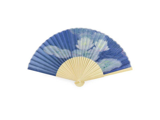 Ein blauer Handfächer mit Bambusrahmen, verziert mit einem gemalten Motiv aus weißen Lotusblüten und grünen Blättern, das von Monets Seerosenmotiv inspiriert ist, fängt den Geist des Seerosenmotivs ein. Der elegante Museum | Handfächer Monet „Waterlilies Abendlicht“ aus Bambus aus dem MUSEUM WEBSHOP ist ein durchdachtes Geschenk für Kunstliebhaber.