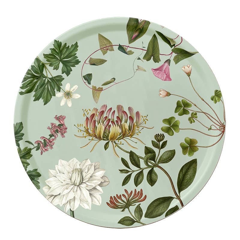 Ein rundes Tablett, Koustrupco | Das Serviertablett „Flora Danica Atlas“ mit einem Durchmesser von 38 cm besticht durch einen hellgrünen Hintergrund, der mit detailreichen botanischen Illustrationen von Blüten, Blättern und Ranken in Naturfarben verziert ist – ein exquisites Beispiel für botanisches Design, inspiriert vom klassischen Stil der „Flora Danica“-Serviertabletts von Koustrupco.