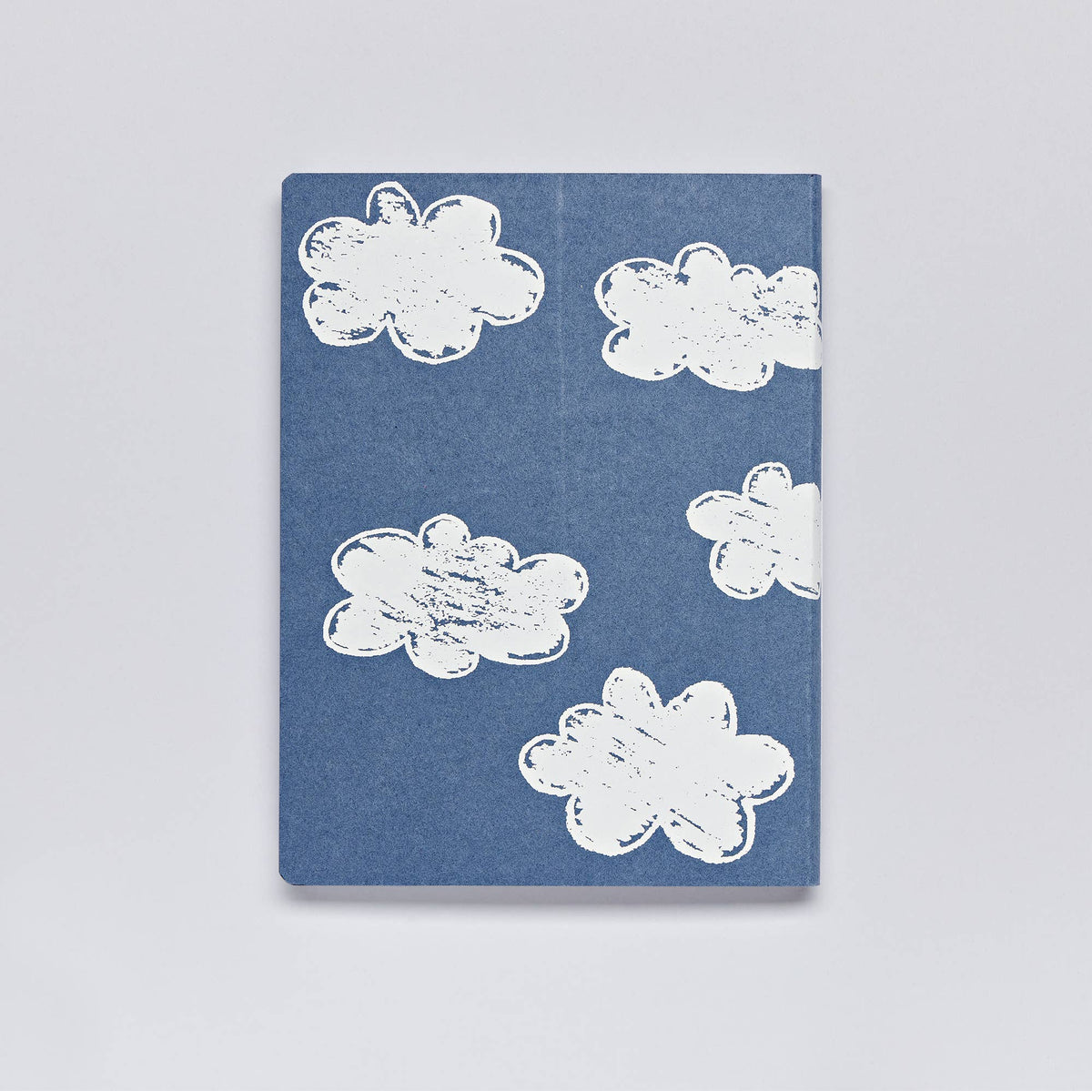 Ein nuuna | „Head In The Clouds“ Notizbuch Graphic L A5+ von nuuna, mit einem blauen Einband, der mit weißen, skizzenartigen Wolkenillustrationen verziert ist, aus recyceltem Denim gefertigt und mit Premium-Papier gefüllt, wird vor einem schlichten, hellen Hintergrund präsentiert.