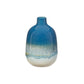 Wir stellen vor: die „Mojave Glaze“ Blaue Vase 12,5 cm von Sass & Belle Europe – eine Keramikvase mit schmalem Hals, deren obere Hälfte mit einer ozeanblauen Farbverlaufsglasur verziert ist, die in einen sandbeigen Sockel übergeht. Ihre glatte, glänzende Oberfläche und ihr abgerundeter Korpus machen sie zu einem perfekten Blickfang, der jedem Raum den Charme des Boho-Stils verleiht.