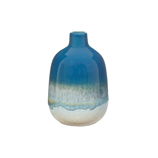 Wir stellen vor: die „Mojave Glaze“ Blaue Vase 12,5 cm von Sass & Belle Europe – eine Keramikvase mit schmalem Hals, deren obere Hälfte mit einer ozeanblauen Farbverlaufsglasur verziert ist, die in einen sandbeigen Sockel übergeht. Ihre glatte, glänzende Oberfläche und ihr abgerundeter Korpus machen sie zu einem perfekten Blickfang, der jedem Raum den Charme des Boho-Stils verleiht.