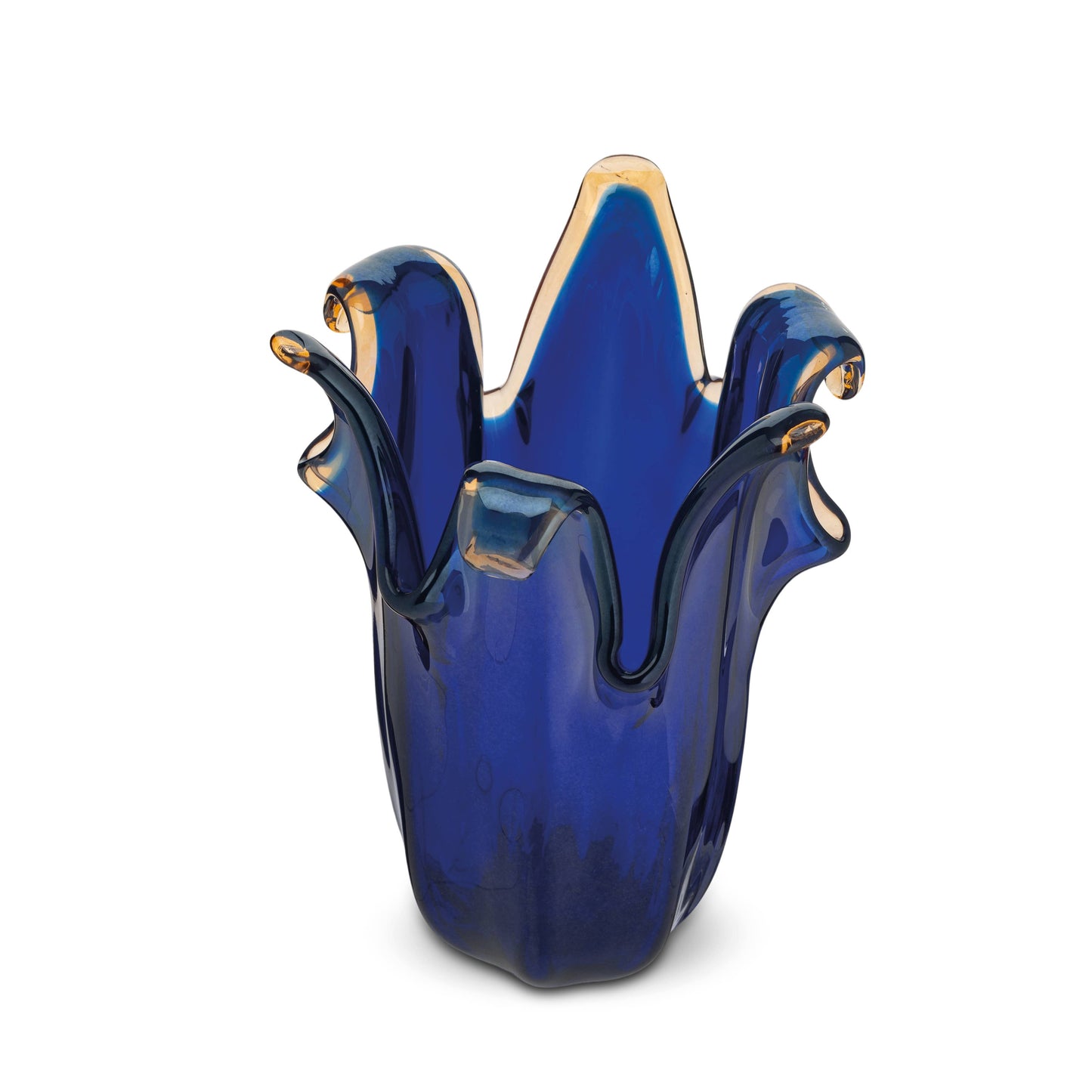 Die Vase „Murano Dream Große Giusy“ ist aus originalem blauem Murano-Glas mundgeblasen und zeichnet sich durch einen wellenförmigen, ausgestelltem Rand mit bernsteinfarbenen Kanten sowie ein von Blumen inspiriertes Design aus. Maße: H 32 cm, Ø 20 cm.