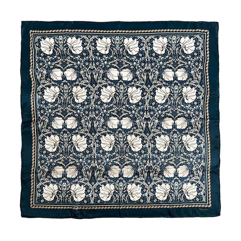 Das Koustrupco Seidenschal Morris Pimpernel Blau (50 x 50 cm) zeigt einen von William Morris inspirierten, symmetrischen Blumendruck in Marine, Creme und Weiß mit einer geometrischen Bordüre.