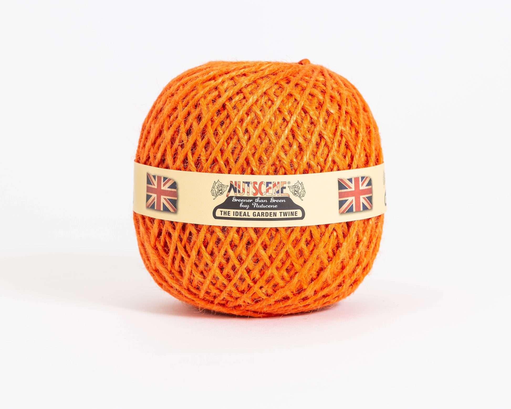 Ein leuchtend oranger, biologisch abbaubarer Jute-Schnurball aus der Heritage Twine-Reihe von Nutscene Twines Ltd mit beigem Etikett, britischen Flaggen und dem Text "Nutscene", vor weißem Hintergrund.
