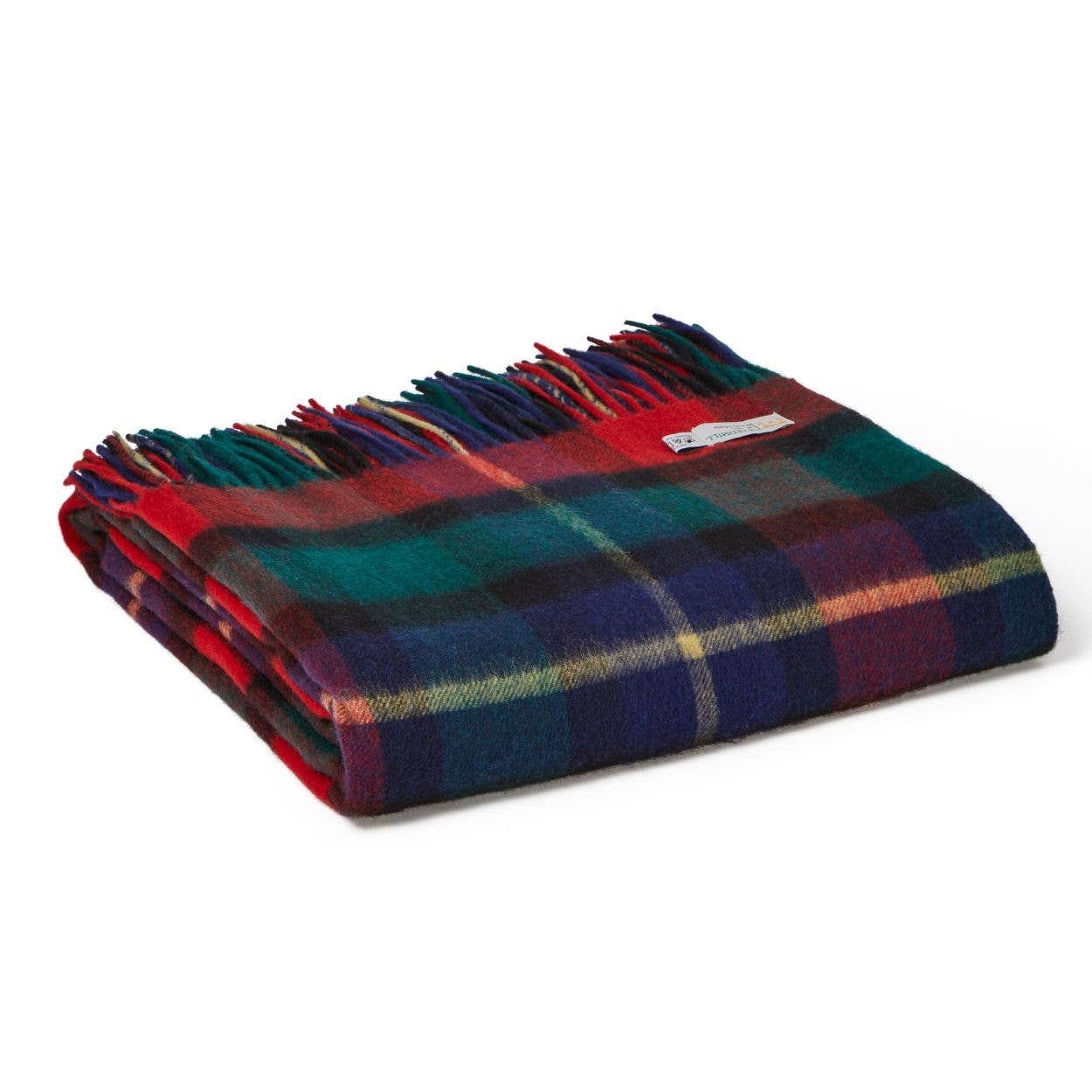 Eine gefaltete Tweedmill | Karierte Lammwoll Tartan Decke in Kilgour von Tweedmill Textiles mit Fransen liegt auf weißem Untergrund.