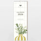 Der Wildblumen Atelier Wandkalender 2026 zeigt handgezeichnete Blumen in einer grün-gelb gestreiften Vase vor weißem Fliesen-Hintergrund auf FSC-zertifiziertem Naturpapier, mit kleiner Insektenillustration oben.