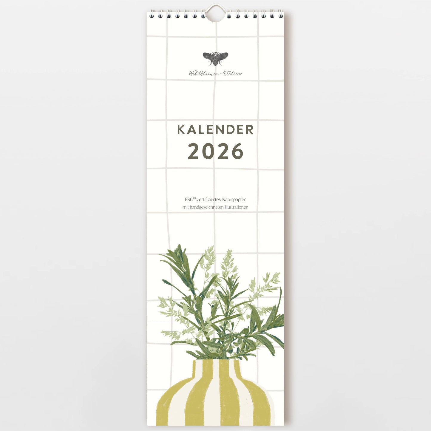 Der Wildblumen Atelier Wandkalender 2026 zeigt handgezeichnete Blumen in einer grün-gelb gestreiften Vase vor weißem Fliesen-Hintergrund auf FSC-zertifiziertem Naturpapier, mit kleiner Insektenillustration oben.
