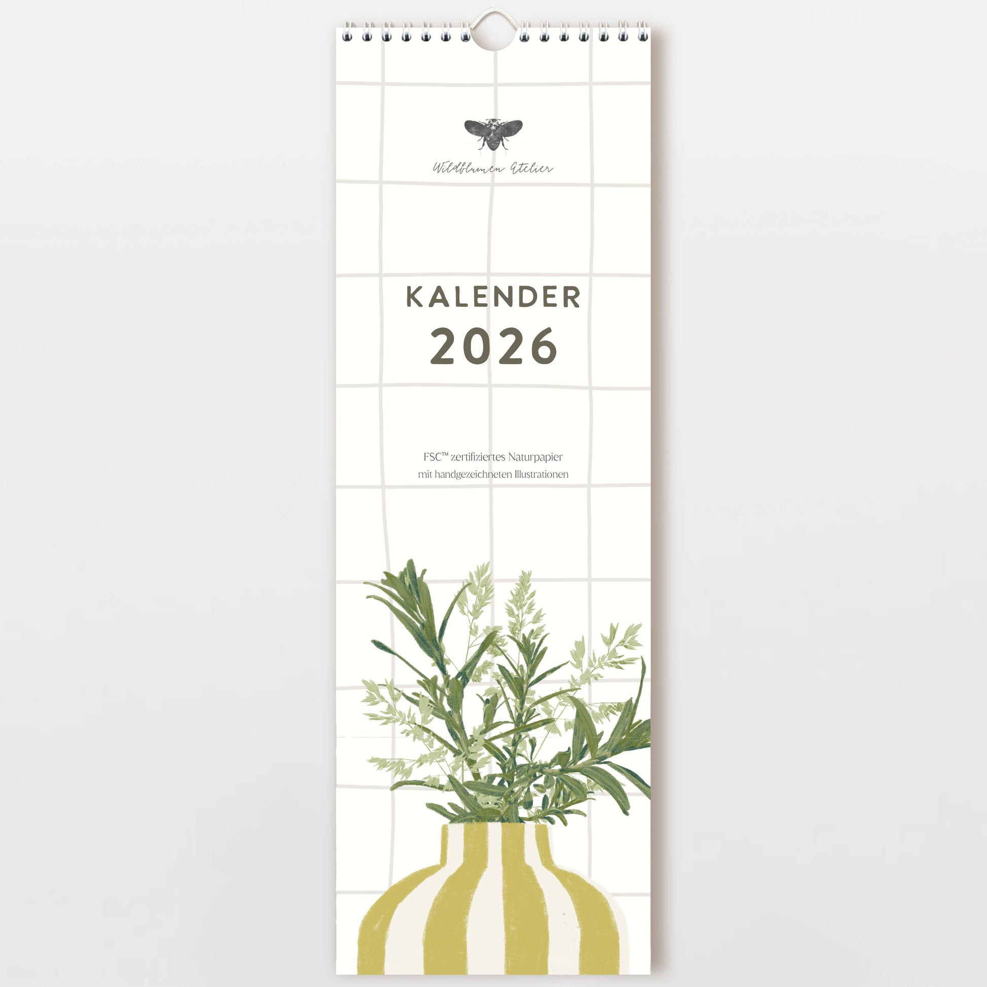 Der Wildblumen Atelier Wandkalender 2026 zeigt handgezeichnete Blumen in einer grün-gelb gestreiften Vase vor weißem Fliesen-Hintergrund auf FSC-zertifiziertem Naturpapier, mit kleiner Insektenillustration oben.