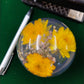 Der Hafod Grange | Briefbeschwerer mit Gelber Helichrysum von Hafod Grange zeigt gelbe Helichrysum-Blüten und kleine violette Akzente im Inneren-ein schönes Geschenk für Blumenliebhaber.