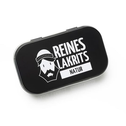 Die schwarze Dose von LASSE LAKRITS zeigt eine Karikatur eines bärtigen Mannes mit Hut und die Aufschrift REINES LAKRITS NATUR" in weißer Farbe auf dem Deckel. Sie enthält reine Süßholzwurzel ohne Zuckerzusatz.