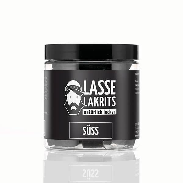 Eine durchsichtige Plastikdose LASSE LAKRITS Dose Lakritz Süß natürlich lecker mit einem schwarzen Deckel enthält schwarze Lakritze. Auf dem Etikett steht "LASSE LAKRITS natürlich lecker" und "Lakritz Süß", mit einem bärtigen Mann Logo auf schwarzem Hintergrund.