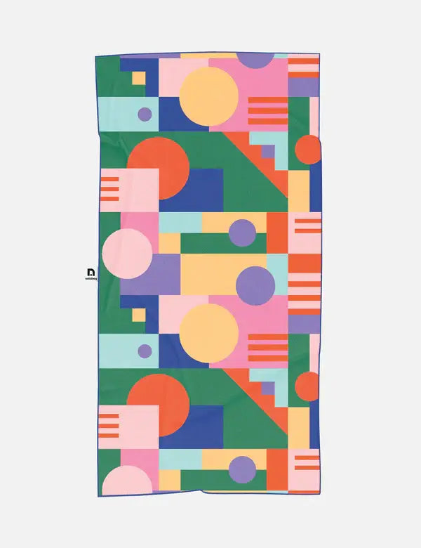 Das Notabag | 'Flow' Handtuch (78 x 160 cm) zeigt ein lebendiges geometrisches Muster - bunte Kreise, Rechtecke, Quadrate und Linien auf hellem Grund. Dieses schnell trocknende recyceltes Handtuch von Notabag ist ideal für den täglichen Gebrauch.