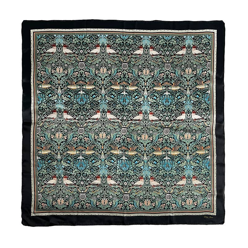 Der Koustrupco Seidenschal "Morris Bird" (50 x 50 cm) aus reiner Seide zeigt ein William Morris Vogel- und Blumenmuster in Grün, Blau, Gold, Weiß mit schwarzem Rand und verleiht einen eleganten Vintage-Look.