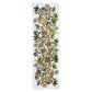 Der „Koustrupco | Tischläufer aus Leinen 145 x 45 cm im herbstlichen Design“ von Koustrupco besticht durch einen weißen Leinenhintergrund mit einem botanischen Muster aus grünen Blättern, orangefarbenen Beeren, Tannenzapfen und Eicheln, die sich in der Mitte entlangziehen – ideal als herbstliche Tischdekoration, um Ihrem Tisch saisonalen Charme zu verleihen.