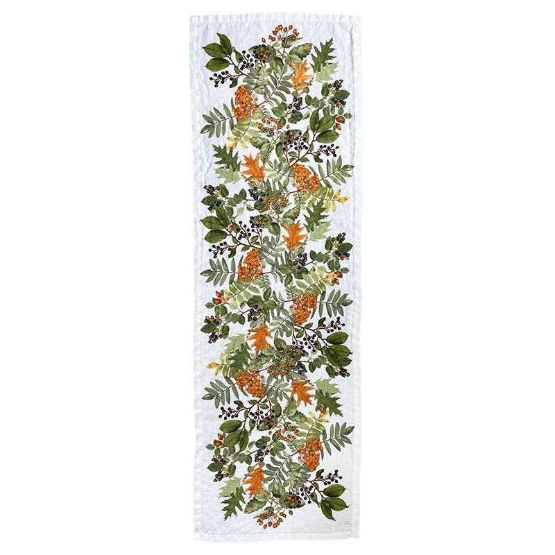 Der „Koustrupco | Tischläufer aus Leinen 145 x 45 cm im herbstlichen Design“ von Koustrupco besticht durch einen weißen Leinenhintergrund mit einem botanischen Muster aus grünen Blättern, orangefarbenen Beeren, Tannenzapfen und Eicheln, die sich in der Mitte entlangziehen – ideal als herbstliche Tischdekoration, um Ihrem Tisch saisonalen Charme zu verleihen.