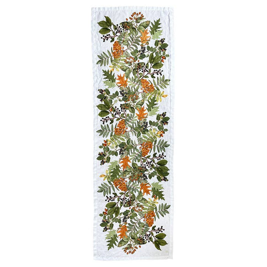 Der „Koustrupco | Tischläufer aus Leinen 145 x 45 cm im herbstlichen Design“ von Koustrupco besticht durch einen weißen Leinenhintergrund mit einem botanischen Muster aus grünen Blättern, orangefarbenen Beeren, Tannenzapfen und Eicheln, die sich in der Mitte entlangziehen – ideal als herbstliche Tischdekoration, um Ihrem Tisch saisonalen Charme zu verleihen.