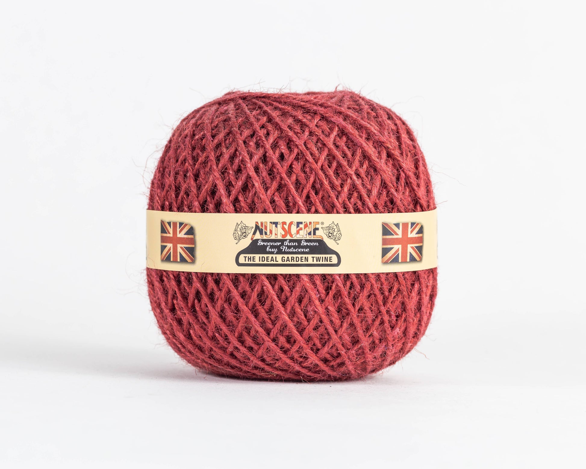 Ein Knäuel Nutscene Twines Ltd - Farbenfrohe Jute-Schnurbälle aus der Heritage Twine-Reihe in rot mit einem beigen Etikett mit zwei britischen Flaggen und dem Text "Nutscene The Ideal Garden Twine"; biologisch abbaubar und vegan.
