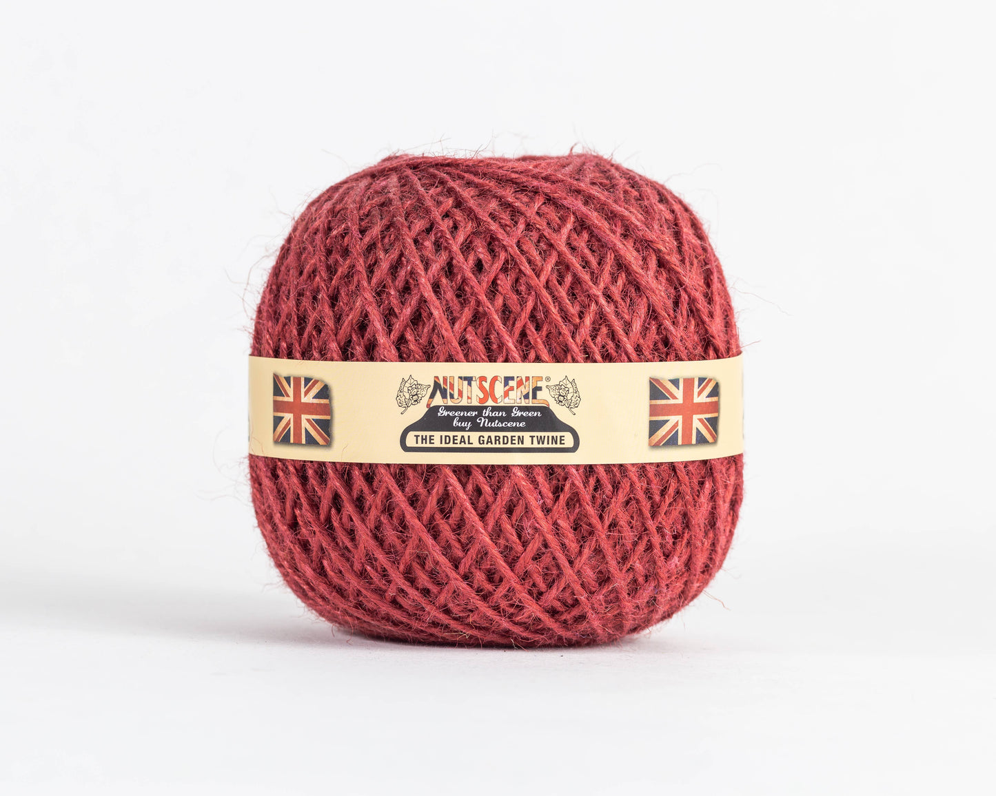 Ein Knäuel Nutscene Twines Ltd - Farbenfrohe Jute-Schnurbälle aus der Heritage Twine-Reihe mit cremefarbenem Etikett, Union Jack-Flaggen und dem Text "Nutscene The Ideal Garden Twine" auf weißem Hintergrund.