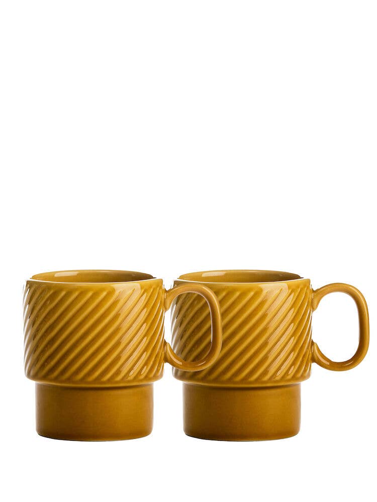 Zwei senfgelbe Sagaform GmbH Kaffeebecher Gelb (2-teilig) mit strukturiertem oberen Rand stehen nebeneinander und heben das skandinavische Design auf weißem Hintergrund hervor.