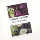 Das Art Angels Notizbuch 'Tulpen und Narzissen' von Angie Lewin hat einen lila, grün und weiß geblümten Einband mit einem weißen Bandetikett. Seine unbedruckten Seiten sind ideal für Notizen und Skizzen. Der Hintergrund ist einfarbig weiß.