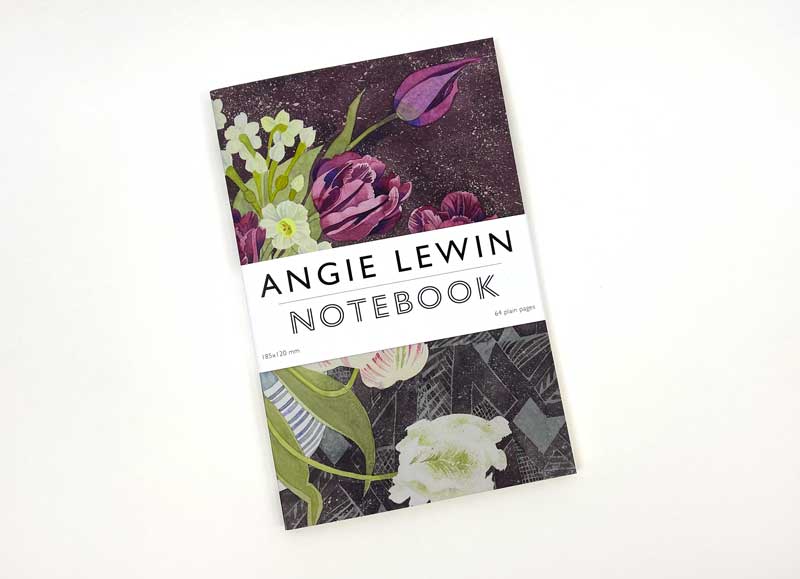 Das Art Angels Notizbuch 'Tulpen und Narzissen' von Angie Lewin hat einen lila, grün und weiß geblümten Einband mit einem weißen Bandetikett. Seine unbedruckten Seiten sind ideal für Notizen und Skizzen. Der Hintergrund ist einfarbig weiß.