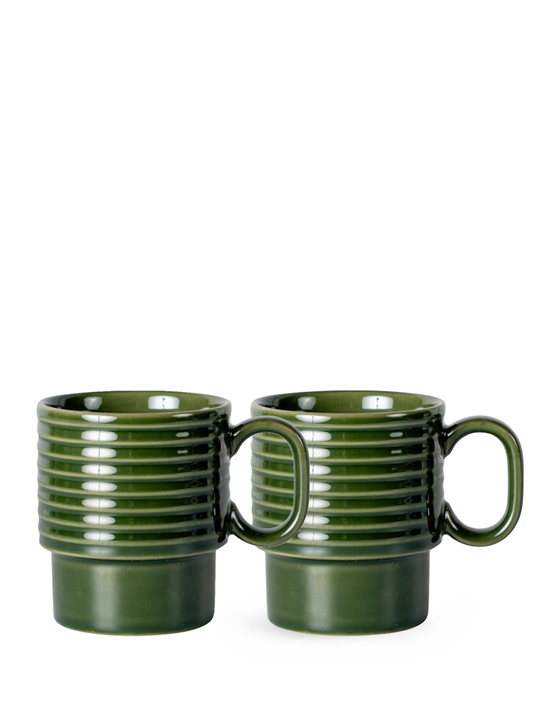 Zwei grüne Sagaform | Kaffeebecher der Sagaform GmbH, 2-teiliges Set, mit oberen horizontalen Rillen, stehen nebeneinander auf weißem Grund.