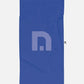 Das Notabag | 'Flow' Handtuch (78 x 160 cm) ist ein blaues rechteckiges Handtuch mit einem minimalistischen grauen geometrischen Design, hergestellt aus recyceltes Material. Schnell trocknend, verfügt es über ein kleines weißes Etikett auf der rechten Seite. Marke: Notabag.