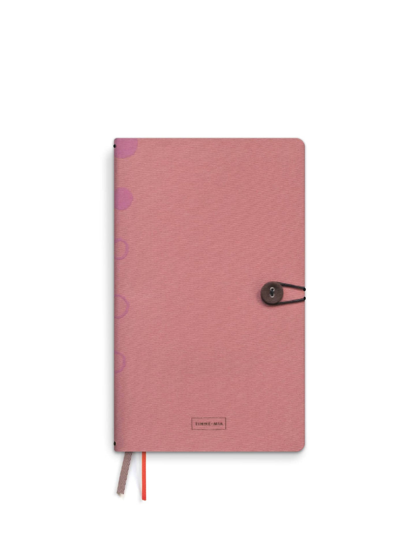 Das Tinne Mia | Notizbuch mit Knopf 'Leinen Rose Dawn' von Tinne Mia ist ein rosafarbenes Bullet Journal mit Knopf- und Schnurverschluss, dezenten lilafarbenen Kreisen auf der linken Seite, zwei Lesezeichen aus Band und einem kleinen Etikett in der unteren Mitte des Einbandes.