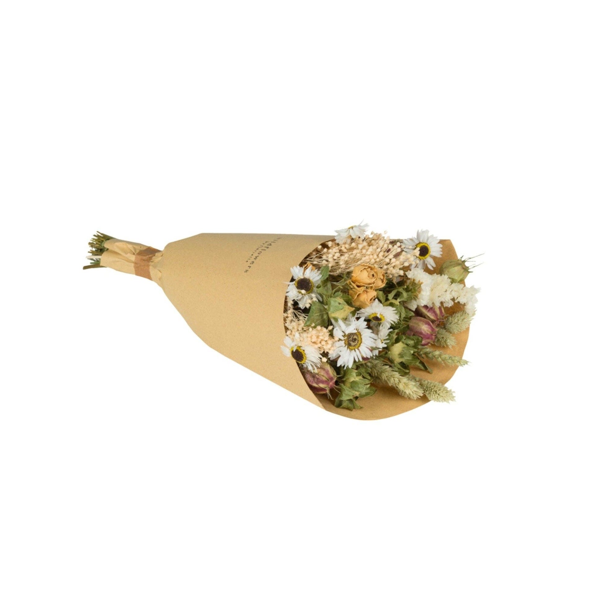 Ein Strauß aus verschiedenen getrockneten Feldblumen von „Wildflowers by Floriette“ mit weißen Gänseblümchen und gelben Blüten, verpackt in braunem Papier mit Aufdruck. Dies ist der mittelgroße getrocknete Feldblumenstrauß „Natur“.