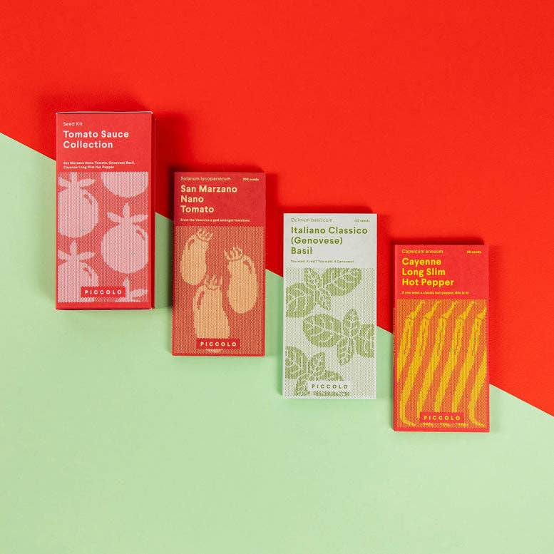 Vier leuchtende Piccolo Seeds | Tomatensoße-Pakete von Piccolo Seeds - San Marzano Nano-Tomate, Genovese-Basilikum und Cayenne-Long-Slim-Paprika - sind ordentlich in einer Reihe auf einem roten und grünen Hintergrund angeordnet.